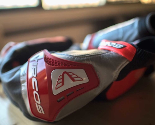 dettaglio protezioni logo tuta moto rossa racer lady